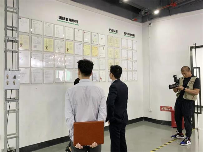 維世led折疊屏海報(bào)驚艷亮相北京地鐵二號線